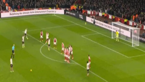 詹姆斯16岁乔丹野球赛展露惊人天赋，却非完美无缺