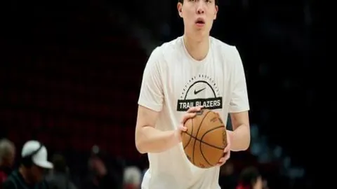 基恩披露：红军粉丝热议事件，家乡新星阿诺德遭遇非议引广泛争论！